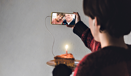 Handy, Tablet und Laptop ermöglichten im Corona-Lockdown Menschen das Kontakthalten. Eine Studie zeigt, dass das auch Seelsorger/innen gut gelungen ist.   