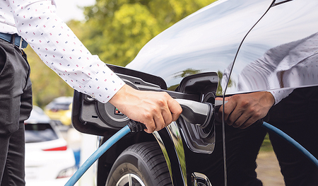 Das E-Auto wird immer beliebter und auch leistbarer. Ob es zur Lösung der Klimakrise beiträgt oder diese eher noch verstärkt, ist unter Fachleuten umstritten.  