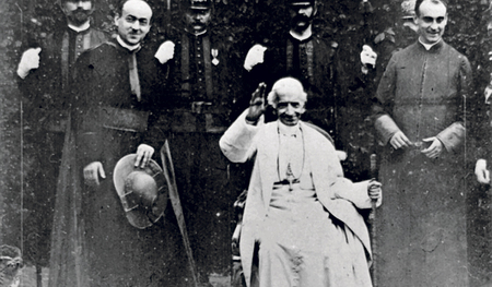 1898: Leo XIII. winkt in die Filmkamera.