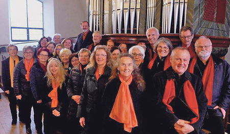 Der Ansfeldner Kirchenchor vor der Brucknerorgel  in der Pfarrkirche. 