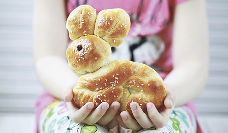 Kleine Germ-Osterhasen schmecken allen und sind eine schöne Zierde für den Festtagstisch. 