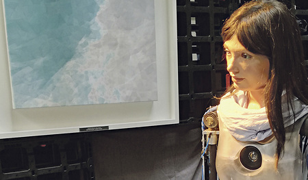 „Aida“ malt und zeichnet. Ist das kreativ? – Der Roboter war bestaunter Gast beim Festival.				   