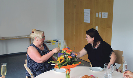 Gabriele Eder-Cakl (rechts im Bild) bedankte sich bei Ingrid Penner für ihren Einsatz.