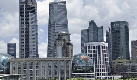 China: Trotz Reichtum und Spitzenleistungen der Technik – im Bild die Skyline von Shanghai - gibt es gleichzeitig Not und fehlenden Fortschritt, wie die primitiv gemachten Prothesen eines Leprakranken zeigen.   