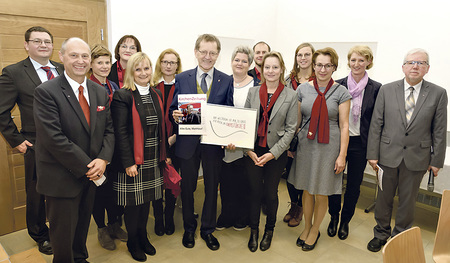 Inmitten der KirchenZeitungs-Familie: Das Team gratulierte seinem scheidenden Chef mit einer Spezialausgabe und einem Bild von Eva Fischer.