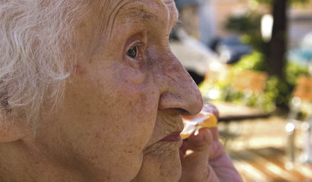 Seniorin [ (c) www.BilderBox.com, Erwin Wodicka, Siedlerzeile 3, A-4062 Thening, Tel. + 43 676 5103678.Verwendung nur gegen HONORAR, BELEG,URHEBERVERMERK und den AGBs auf bilderbox.com](in an im auf aus als and beim mit einer einem eines * & der die 