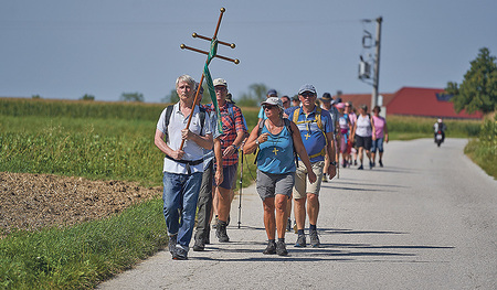 Die Eröffnungspilgergruppe auf der ersten Tagesetappe 