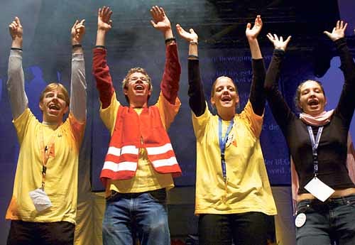 Jugendliche erheben voller Begeisterung die H?nde; jugend.kirche.wien / findfightfollow.     Wien, 9.10.2005         ? Franz Josef Rupprecht; A-7123 M?nchhof; Bank: Raiffeisenbank M?nchhof (BLZ: 33054), Konto.-Nr.: 17.608 