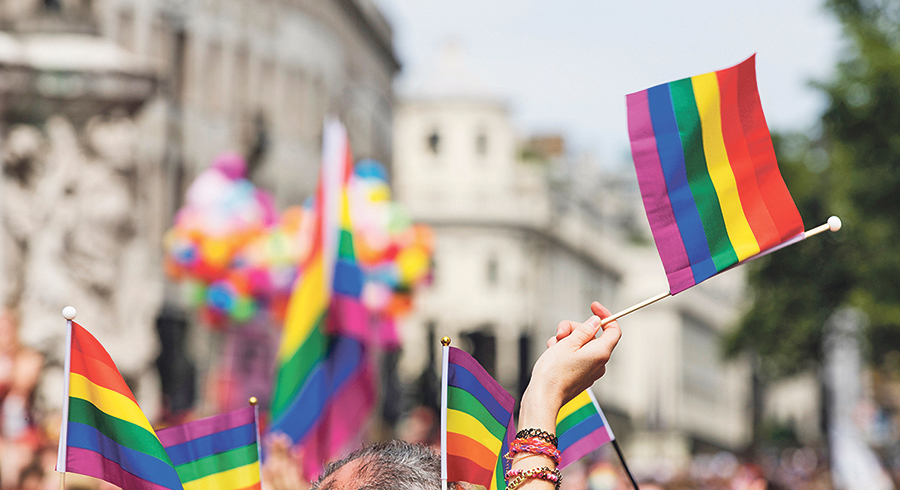 Der Regenbogen ist ein Symbol für den Pride Month.