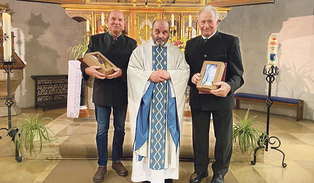 Rudolf Hackl (von links), Pfarrer Ireneusz Dziedzic und Anton Rockenschaub