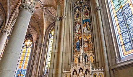Ein Gesamtkunstwerk: die Wandmosaike, Steinaltäre und Glasfenster im Kapellenkranz des Mariendoms. Auch die anderen Kapellen werden Zug um Zug restauriert.