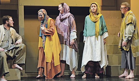 Szenenausschnitt aus der Aufführung „Jeremias“ von Stefan Zweig. Das Stück wurde 2018 gezeigt und verstand sich als ein Beitrag zum Gedenken „100 Jahre Ende des 1. Weltkriegs“. Mehr Bilder unter www.theater-vogelweide.at/.  