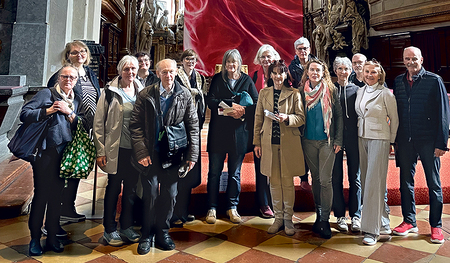 Die Reiseteilnehmer:innen vor dem Fastentuch in der Michaelerkirche in Wien.   