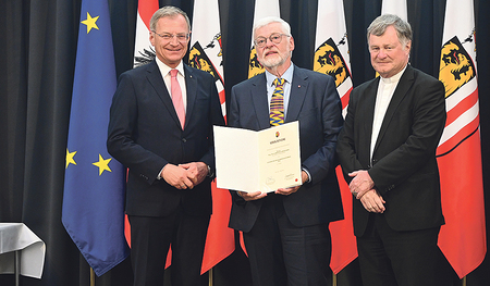 LH Stelzer und Bischof Scheuer gratulieren Martin Kranzl-Greinecker (Mitte).   