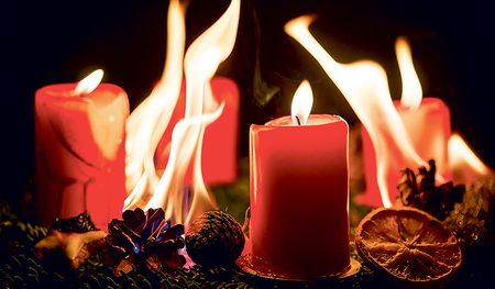 Ein ausgetrockneter Adventkranz fängt leicht Feuer. 