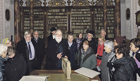 P. Friedrich Höller (Mitte), der geistliche Assistent der Bibliotheksfachstelle und Stiftsbibliothekar von Schlierbach, vermittelte den Gästen einen Eindruck von den kulturellen Schätzen des Hauses.  