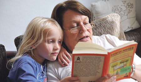 Niemals aus der Mode: Die „Gute-Nacht-Geschichte“ vor dem Schlafengehen.