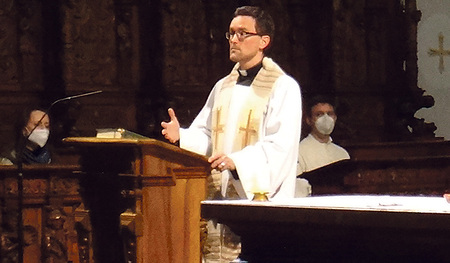 Regens Michael Münzner bei der Predigt in der Ignatiuskirche  