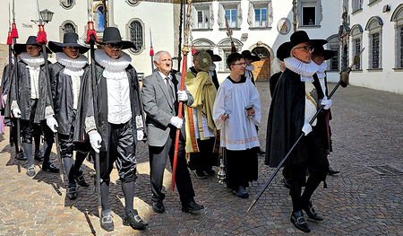 Bei Prozessionen begleiten die Sakramentsgarden den Priester mit dem Allerheiligsten, hier Partisaner aus Hall. 