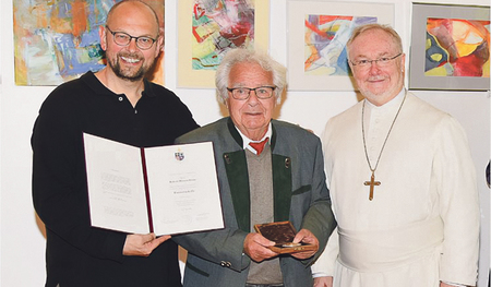 Der geehrte Robert Himmelbauer (Mitte) mit Generalvikar Severin Lederhilger (rechts) und Matthias List von Linz-St. Markus
