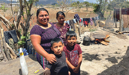 Roselia Matías mit ihren Kindern. 