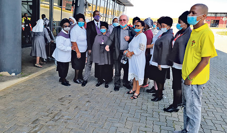 Freunde haben P. Winfried Egler CMM zum Flughafen in Mthatha gebracht. Der Mariannhiller Missionar trat seine Heimreise nach Linz und nach Riedegg in die Pension an.