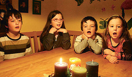 Adventkranz, Adventfeier, Advent, Wolfram, Martha, Florens, Angelika Matscheko-Heindler, singen, Kerze, Familie