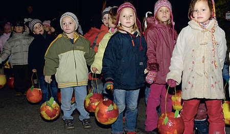 Kindergarten Schiedermayrstra?e feierte der Heilige Martin mit ein Laterne Umzug im Zentrum von Kirchdorf mit der Heilige Martin auf ein Pferd 