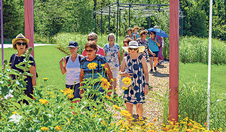 kfb-Frauen unterwegs durch die Gartschau Wolfsegg.