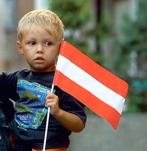 Kind mit oesterreichischer Flagge.

Copyright (2002) by BilderBox.com; Erwin Wodicka, A-4062 Breitbrunn. Tel.: 0043 676 5103 678. Veroeffentlichung nur nach unseren AGBs: www.bilderbox.com/agb.html. Bild honorarpflichtig! Konto DEU: Spk.Passau, BLZ