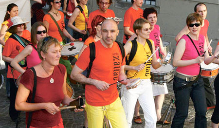 Gegent?ne 07, Motto: Mut ver?ndert die Welt, Gegentonorchester, Trommlerinnen und Trommler, ATTAC, Gegentonparade von der Kunstuniversit?t am Hauptplatz zum Landhaus und zur?ck, Demonstration gegen Neoliberalismus, alternative Wirtschaftspolitik