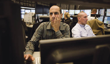 H?ndlersaal der Frankfurter Wertpapierb?rse: nachdenklicher B?rsenh?ndler, DEUTSCHLAND, FRANKFURT/MAIN, 24.01.2008. | Trading floor of the Frankfurt Stock Exchange: thoughtful broker, GERMANY, FRANKFURT/MAIN, 24.01.2008.
