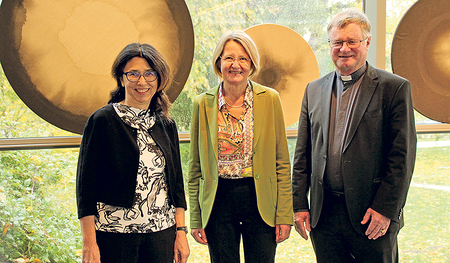 Bischof Manfred Scheuer gratulierte Brigitte Gruber-Aichberger (Mitte) und Birgit Feldbauer-Durstmüller. 