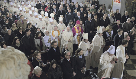 Als er einzog, war er noch nicht Bischof: Josef Marketz am Weg zu seiner Weihe. In der Kirche muss für alle Menschen Platz sein, sagte Bischof Marketz am Ende der Festmesse. 