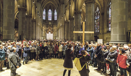 Den Mariendom neu entdecken, dazu lädt der Kunstsonntag ein. Hier im Bild: die Domfrauen bei ihrer Entdeckungsreise am 8. März.  