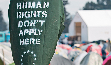 „Menschenrechte enden nicht an den Grenzen der Europäischen Union“ heißt es auf dem Schild. Viele Flüchtlinge stecken oft an den Grenzen zur EU fest.  