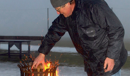 Im Schein eines offenen Feuers fand die Wanderung ihren Abschluss. 