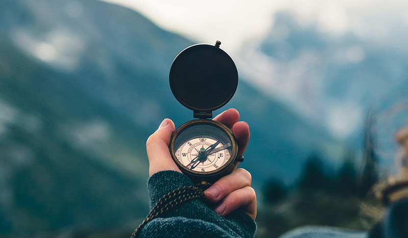 unsplash.com / Ali Kazal Christ/in zu werden bedeutet, einen neuen Kompass im Leben zu wählen.