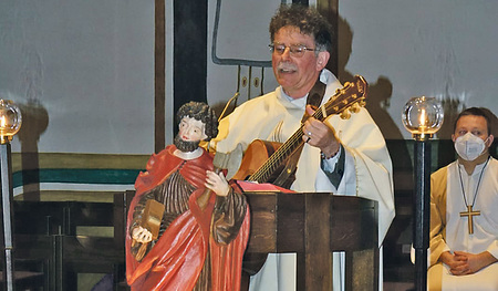 Pfarrer Heinz Purrer vor der Statue des hl. Josef   