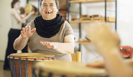 Beim gemeinsamen Trommeln stehen Spaß und Miteinander im Vordergrund. Info zum Weltrekordversuch im September: www.ooe.lebenshilfe.org,  Tel. 07672 275 50-0.   