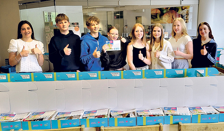Viele freiwillig Engagierte halfen beim Vorbereiten der Überraschungs-Boxen für den „Tag des Lebens“, auch die Firmlinge der Pfarrgemeinde Leonding-St. Michael. 