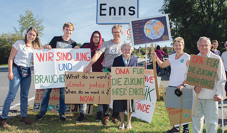 Gemeinsam setzte sich die Ennser Familie Spiekermann-Pellinger auch auf Demos für die Umwelt und das Klima ein. Matthias Pellinger (rechts) hat seinen Enkel Michael (2. von links) bei seinem Klimaangagement stark geprägt. 