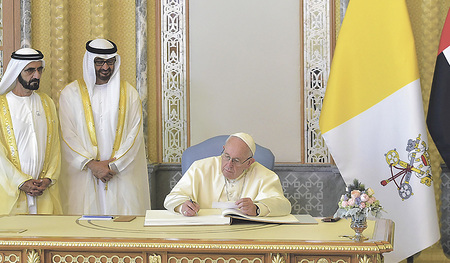 Scheich Mohamed bin Rashid Al Maktoum (l.), Herrscher von Dubai, sowie Vizepräsident und Ministerpräsident  der Vereinigten Arabischen Emirate, und Mohammed bin Zayed Al Nahyan (M.), Kronprinz der Vereinigten  Arabischen Emirate, begrüßten Papst Fra