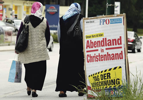 Auslaendische Damen neben dem FP?-Plakat, Abenland in Christenhand - Austrian election poster, FP?