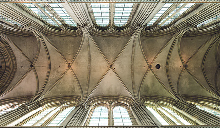 Jeder Kirchenraum spürt sich anders an. In jeder Kirche kann man diesem Gefühl nachspüren.  