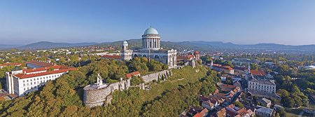 Die Basilika von Esztergom in Ungarn mit weitem Blick über das Land   