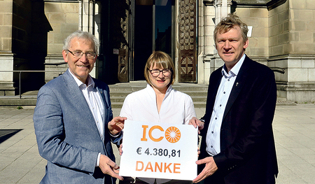 Bischofsvikar Domkustos Johann Hintermaier (von links) und Karin Imlinger-Bauer von Pro Mariendom übergeben die Kollekte an Bischofsvikar Regens Slawomir Dadas. 