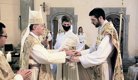 H. Hermann Josef Hehenberger nimmt von Bischof Scheuer den Kelch entgegen.  