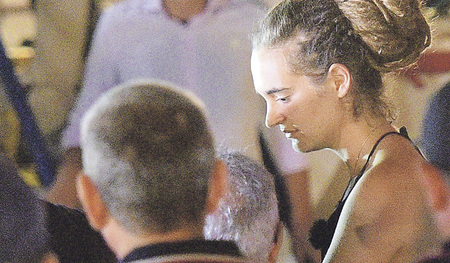 Die deutsche Kapitänin Carola Rackete ist in der Nacht auf Samstag festgenommen worden, nachdem sie ihr Schiff „Sea-Watch 3“ mit 40 Menschen  an Bord trotz des Verbots der italienischen Behörden in den Hafen der Insel Lampedusa steuerte.   