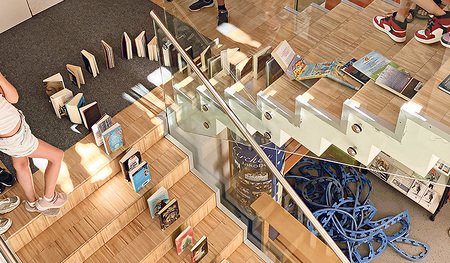 Das Aufstellen der Bücher erforderte viel Geschick. 